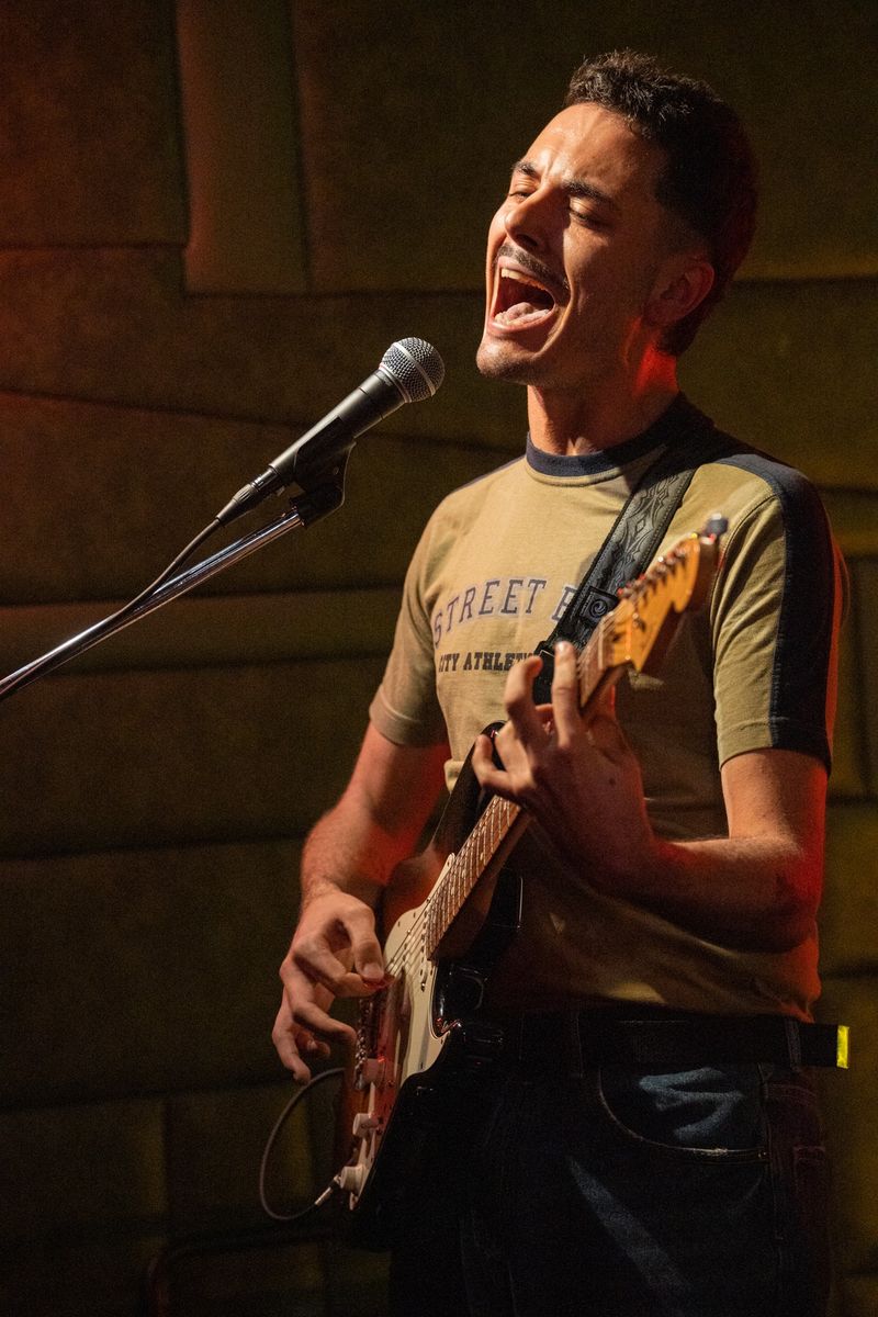 Tiago Jesus — voz e guitarra